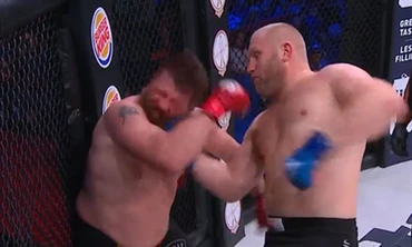 Sergei Kharitonov hạ gục đối thủ bằng những cú đấm móc cực mạnh.