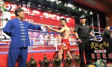 Hai võ sĩ trước khi thượng đài. Ảnh: Fighting World.