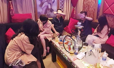 Đột kích nhà hàng phát hiện nữ tiếp viên mặc hở hang ôm ấp khách