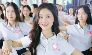 Bên trong lớp học tạo dáng, học biểu cảm gương mặt của thí sinh Hoa hậu Việt Nam 