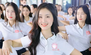 Bên trong lớp học tạo dáng, học biểu cảm gương mặt của thí sinh Hoa hậu Việt Nam 