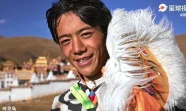 Chàng trai chăn bò nổi tiếng Tiktok lần đầu được mời dự tuần lễ thời trang