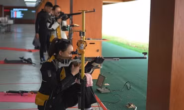 Xạ thủ Việt Nam 'mặc giáp khủng' luyện bắn đạn thật trước thềm SEA Games 31