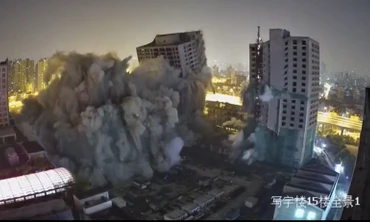 Khoảnh khắc đánh sập 4 tòa cao ốc bỏ hoang 20 năm trong tích tắc