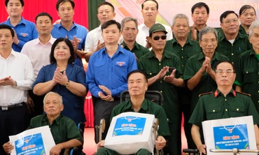 Đoàn công tác T.Ư Đoàn thăm và trao quà tặng các thương bệnh binh tỉnh Phú Thọ