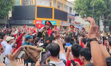 Người dân đứng kín bên đường chào đón các chiến sĩ diễu binh, diễu hành sáng 30/4