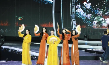 Video màn trình diễn áo dài và hô tên của 25 thí sinh Hoa hậu Việt Nam