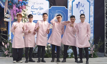 Nguyên dàn TikToker triệu view bê tráp trong đám hỏi Quang Hải 