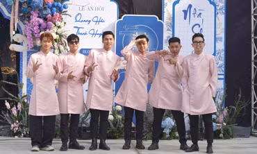 Nguyên dàn TikToker triệu view bê tráp trong đám hỏi Quang Hải 