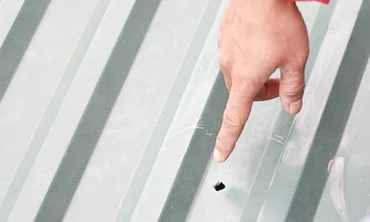 Viên đạn xuyên thủng mái tôn rơi xuống trường mầm non.