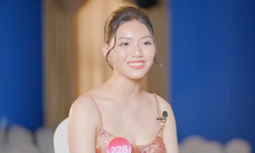 Thí sinh 18 tuổi: 'Mẹ chỉ cho tôi tham gia Hoa hậu Việt Nam'