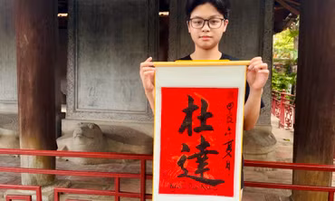 Văn Miếu Quốc Tử Giám chật kín sĩ tử đến dâng sớ, xin chữ trước kỳ thi vào lớp 10