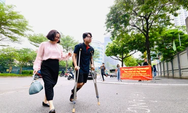 Những thí sinh 'đặc biệt' ở Hà Nội: Nén đau dự thi lớp 10