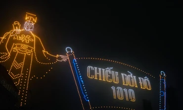 Hồ Tây bừng sáng với màn trình diễn ánh sáng nghệ thuật của 2.024 drones - kỷ lục Đông Nam Á