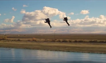 Bộ đồ bay phản lực Jetpack tốc độ cao có thể dùng để đua trên không