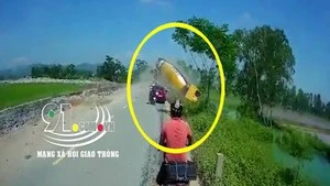 Xe bồn húc ô tô tải rơi xuống ao, tài xế may mắn thoát chết