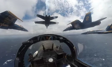 Trải nghiệm bay với F/A-18 Hornet từ buồng lái phi công