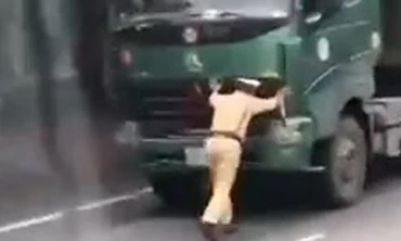 CSGT Ninh Bình bị tài xế đẩy đi lùi trên đoạn đường dài