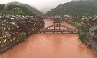 Phượng Hoàng cổ trấn chìm trong ngập lụt ở thượng nguồn đập Tam Hiệp