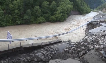 Mưa lũ làm sập đường cao tốc tại Trung Quốc