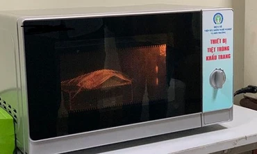 Khử khuẩn khẩu trang bằng lò vi sóng: Chuyên gia nói gì?