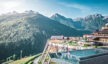 Bể bơi vô cực thách thức không gian ở Italy