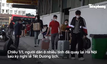 Tay xách nách mang, người dân quay lại Thủ đô sau kỳ nghỉ Tết dương lịch