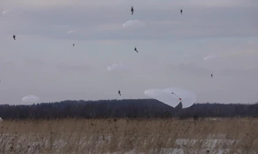 Lính dù Nga đổ bộ lúc bình minh