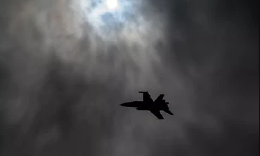 Thót tim cảnh tiêm kích F/A-18 tiếp nhiên liệu giữa sấm sét