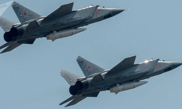 Tiêm kích đánh chặn siêu thanh MiG-31BM tiếp nhiên liệu trên không