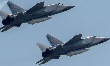 Tiêm kích đánh chặn siêu thanh MiG-31BM tiếp nhiên liệu trên không