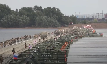 Xem quân đội Nga lần đầu ráp cầu nổi vượt sông dài hơn 1300m