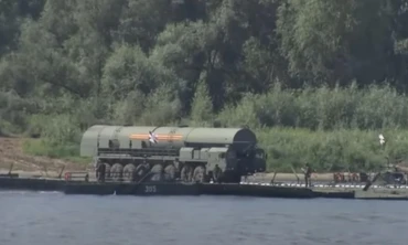 Công binh Nga xây cầu phao thần tốc, đưa tổ hợp tên lửa Yars nặng 100 tấn qua sông