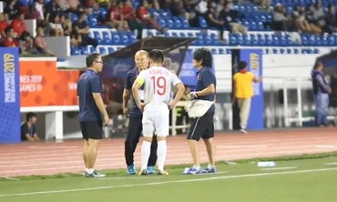 Khoảnh khắc ông Park lo lắng cho chấn thương Quang Hải