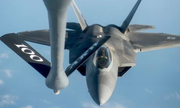 KC-135 Stratotanker tiếp nhiên liệu cho F-22 Raptor trên bầu trời Iraq