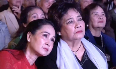 Nghệ sĩ khóc ở lễ kỷ niệm hãng Phim truyện Việt Nam