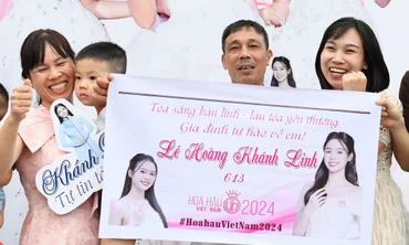 Bố mẹ đi ô tô 16 tiếng từ Tuyên Quang vào Huế cổ vũ con gái thi Hoa hậu Việt Nam 