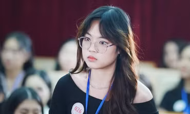 Thí sinh nhỏ tuổi nhất Hoa hậu Việt Nam nói 2 thứ tiếng, chơi 5 loại nhạc cụ 