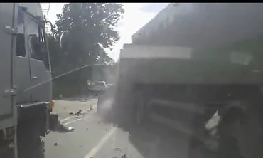 Container mất lái ủi bay hàng loạt ô tô trên quốc lộ