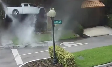 Xe bán tải mất lái lao như bay đâm thẳng vào nhà 