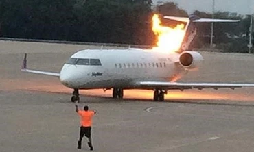Máy bay bốc cháy ngùn ngụt khi vừa bật động cơ