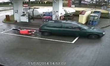 Nữ tài xế nhấn ga kéo lê nhân viên trạm xăng