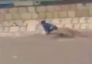 Thót tim cảnh giải cứu bé trai bị dòng nước lũ cuốn trôi