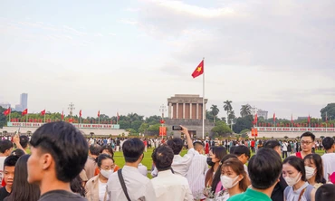 Người dân tham dự lễ chào cờ sáng 2/9 tại Quảng trường Ba Đình (Hà Nội)