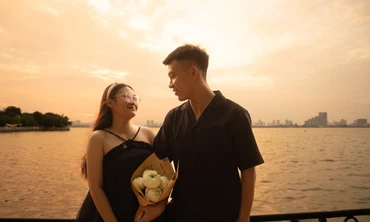 Đôi bạn trẻ chụp ảnh check-in tại một cung đường ven hồ Tây.