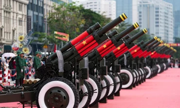 [VIDEO]: 21 loạt đại bác rền vang chào mừng Đại lễ 30/4 tại TP.HCM