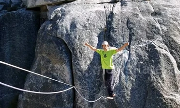 Thót tim với màn đi trên dây qua 2 mỏm núi cao 1000m không đồ bảo hiểm