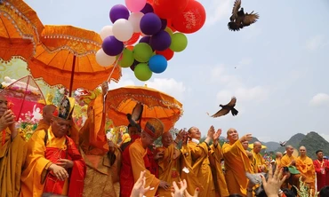 Vesak 2019: Phóng sinh bồ câu, thả bóng bay nguyện cầu hòa bình thế giới