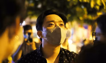 Trấn Thành khóc khi đợi bên ngoài trung tâm pháp y chờ nhận thi thể Chí Tài