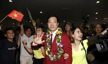 'Người hùng' Hoàng Xuân Vinh hạnh phúc trong ngày về